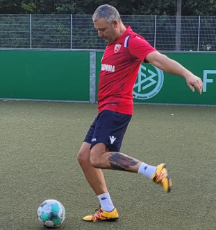 TuS Lindlar Mttwochsgruppe - Fussballgott Kimi auf dem Soccerplatz